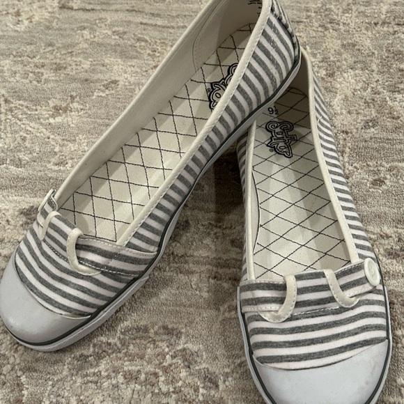 Soho Women’s Sz 9.5 Casual Ballet Flat Shoe Comfort Gray Stripe Slip On Low Top - Picture 2 of 7